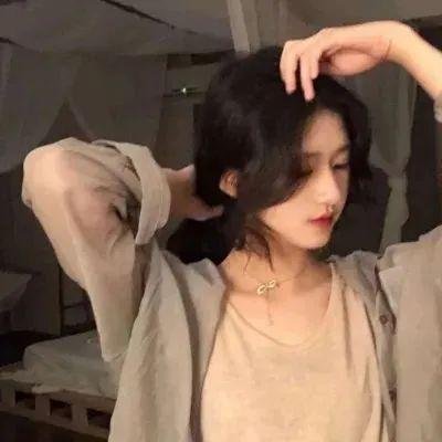 穿黄睡衣的女孩